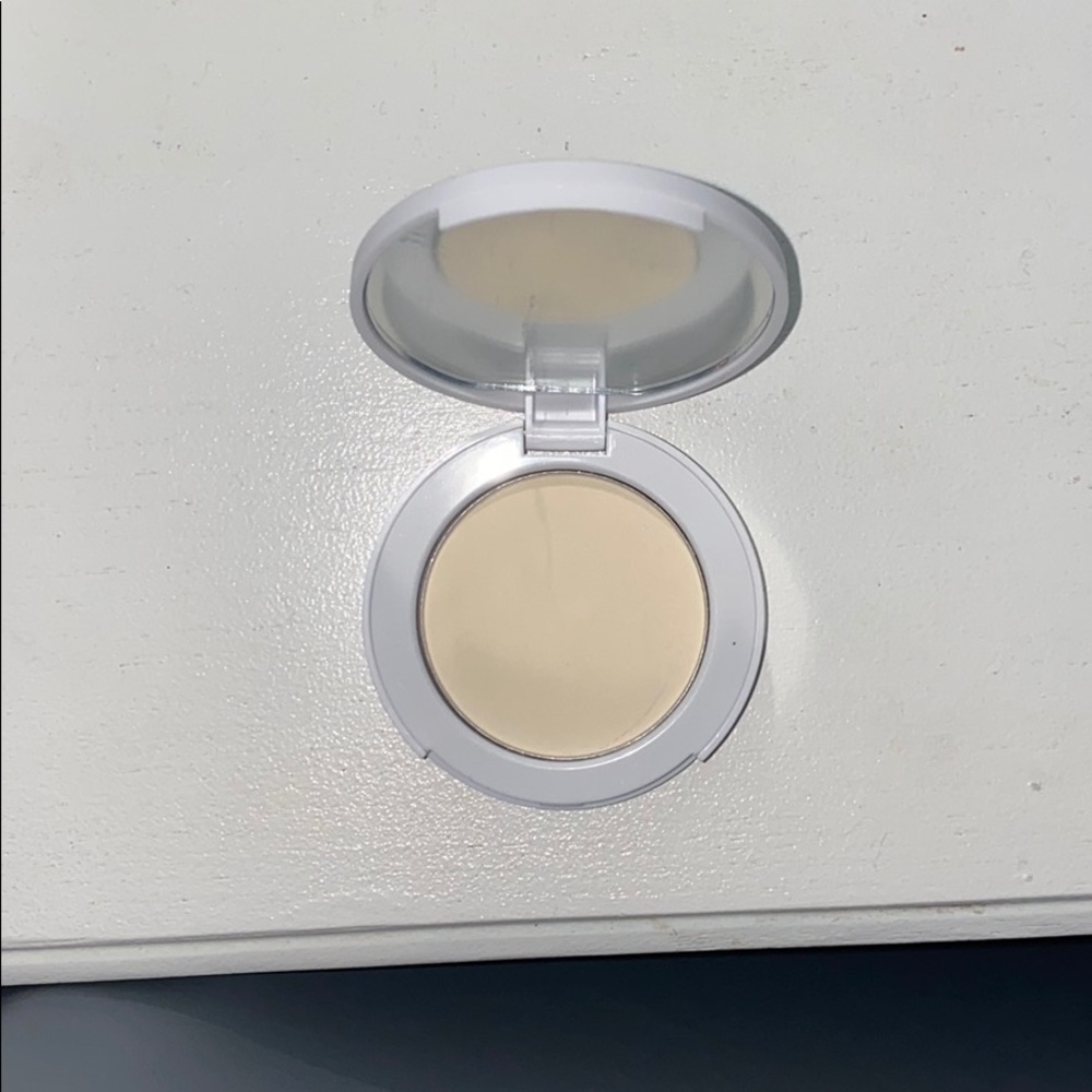 Gigi Gorgeous Cosmetics “Turnt” Touch Up Powder